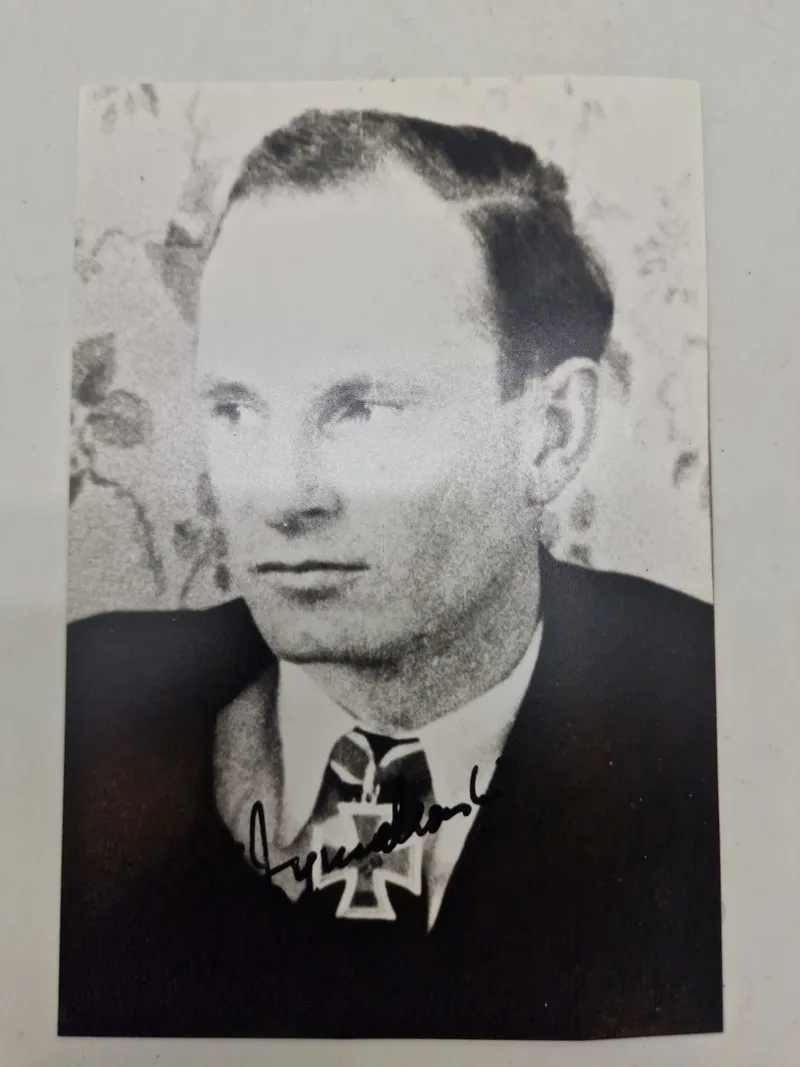 Billede af  Felix Zymalkowski, en tysk ubådskommandant under Anden Verdenskrig. Han er iført uniform og bærer Jernkorsets Ridderkors med Egeløv - original signatur