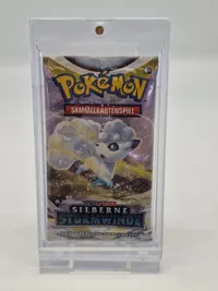 Original forseglet boosterpakke fra Pokémon TCG-sættet "Schwert & Schild: Silberne Sturmwinde" (Sword & Shield: Silver Tempest) på tysk