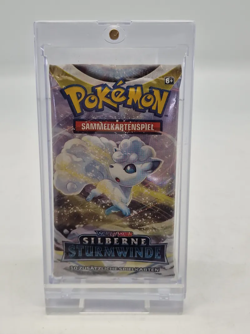 Original forseglet boosterpakke fra Pokémon TCG-sættet "Schwert & Schild: Silberne Sturmwinde" (Sword & Shield: Silver Tempest) på tysk