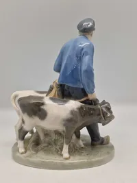 Royal Copenhagen figur kaldet "Dreng med Kalve" eller "Bondedreng m/ kalve", med nummer 1858. Figuren er designet af Christian Thomsen.