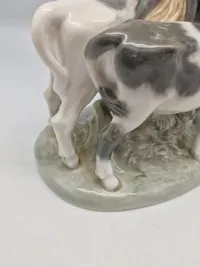 Royal Copenhagen figur kaldet "Dreng med Kalve" eller "Bondedreng m/ kalve", med nummer 1858. Figuren er designet af Christian Thomsen.