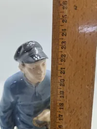 Royal Copenhagen figur kaldet "Dreng med Kalve" eller "Bondedreng m/ kalve", med nummer 1858. Figuren er designet af Christian Thomsen.