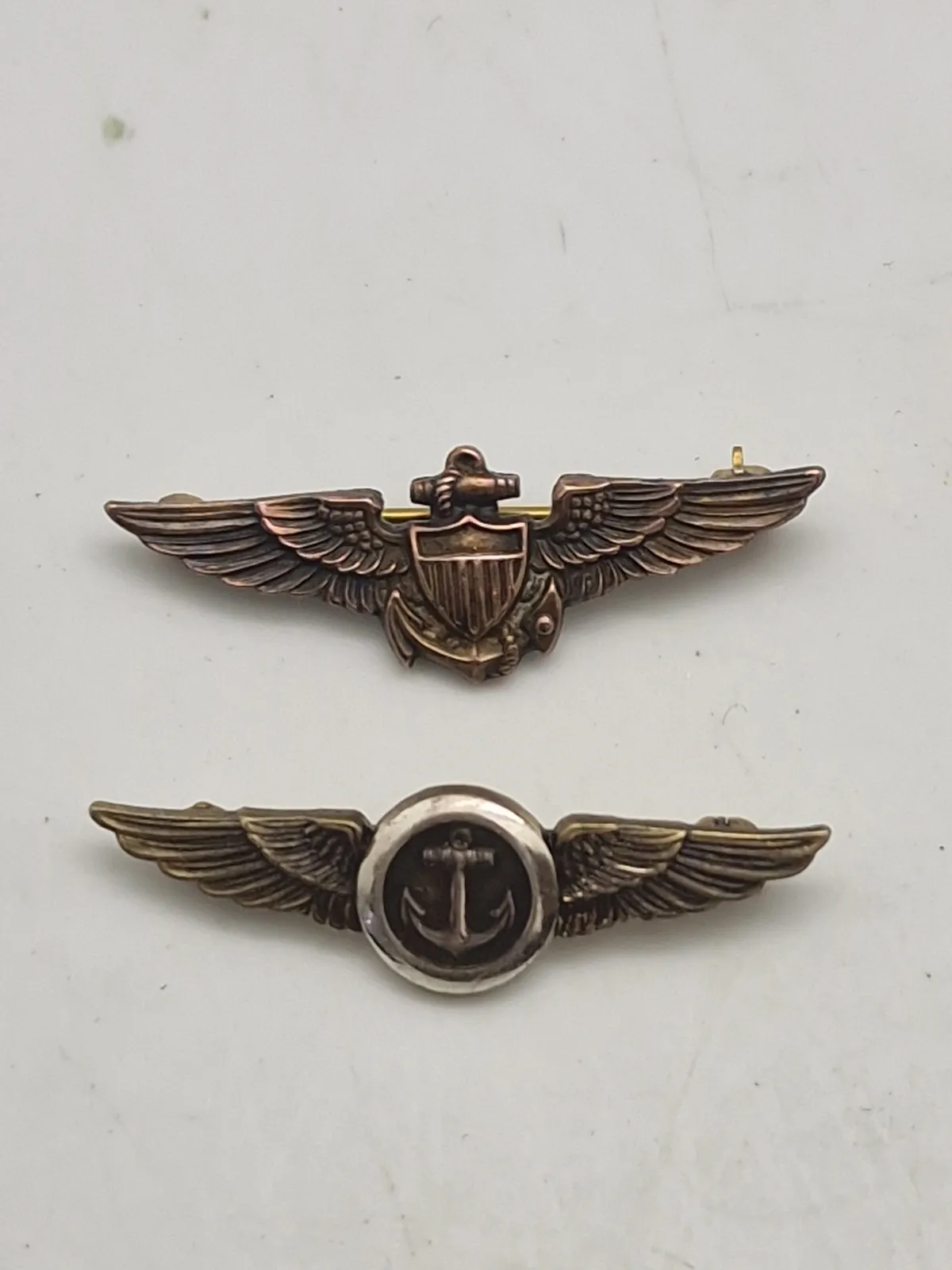 Originalt "Naval Aviator Pilot Wings Patch" & US Navy Naval Observer Overseas Cap Badge