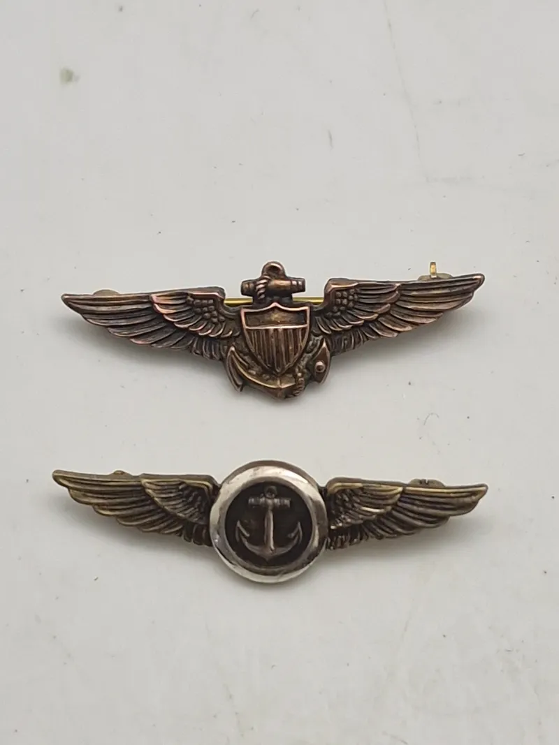 Originalt "Naval Aviator Pilot Wings Patch" & US Navy Naval Observer Overseas Cap Badge