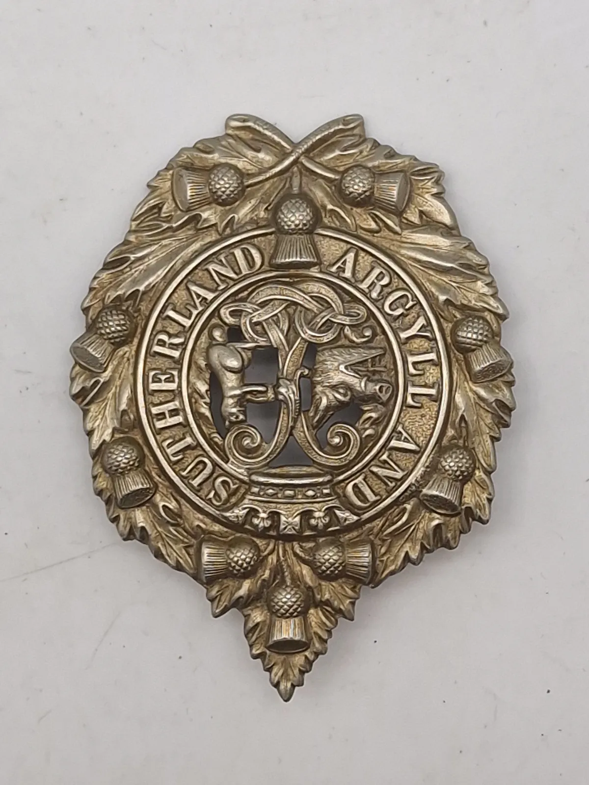 Originalt WW1/WW2  kasketmærke tilhørende Argyll and Sutherland Highlanders, et tidligere infanteriregiment i den britiske hær.