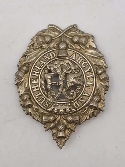 Originalt WW1/WW2  kasketmærke tilhørende Argyll and Sutherland Highlanders, et tidligere infanteriregiment i den britiske hær.