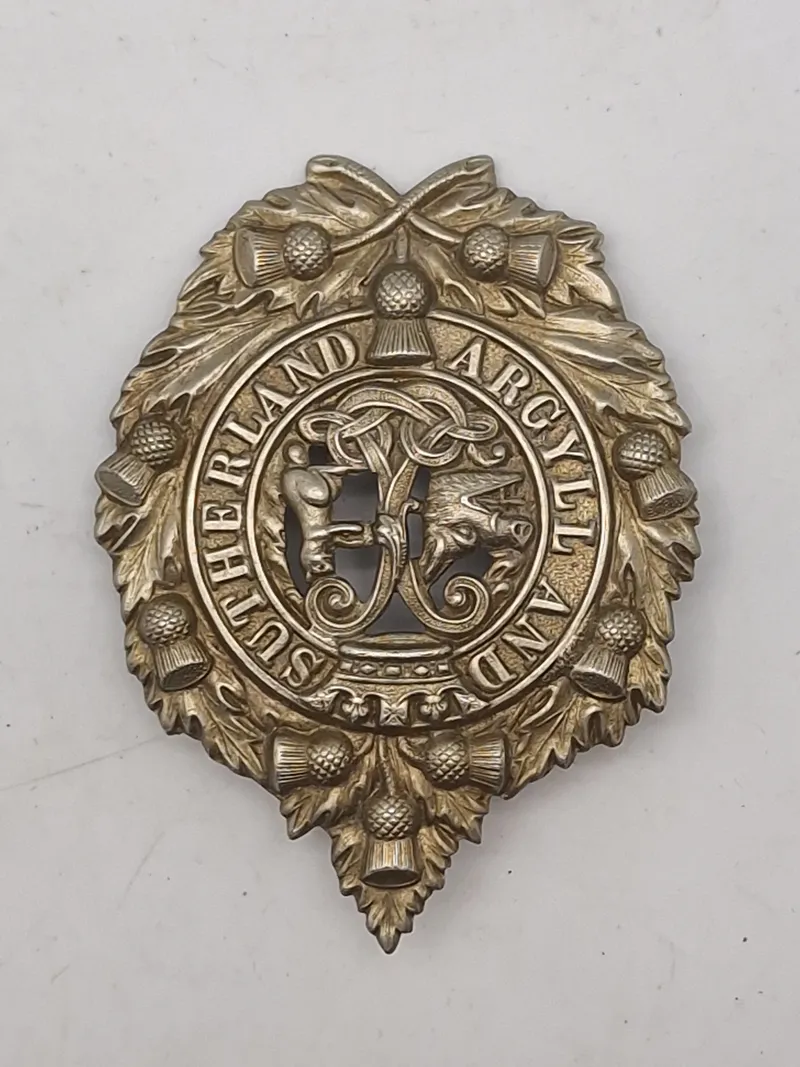 Originalt WW1/WW2  kasketmærke tilhørende Argyll and Sutherland Highlanders, et tidligere infanteriregiment i den britiske hær.