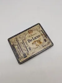Original Rothmans De Luxe Pall Mall cigaretæske i blik, der oprindeligt indeholdt 50 Virginia-cigaretter