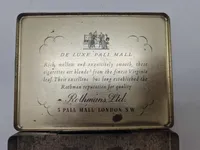 Original Rothmans De Luxe Pall Mall cigaretæske i blik, der oprindeligt indeholdt 50 Virginia-cigaretter