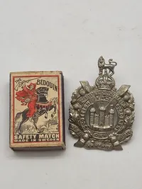 Originalt officershueemblem  WW1/WW2 fra King's Own Scottish Borderers (KOSB), et tidligere infanteriregiment i den britiske hær.