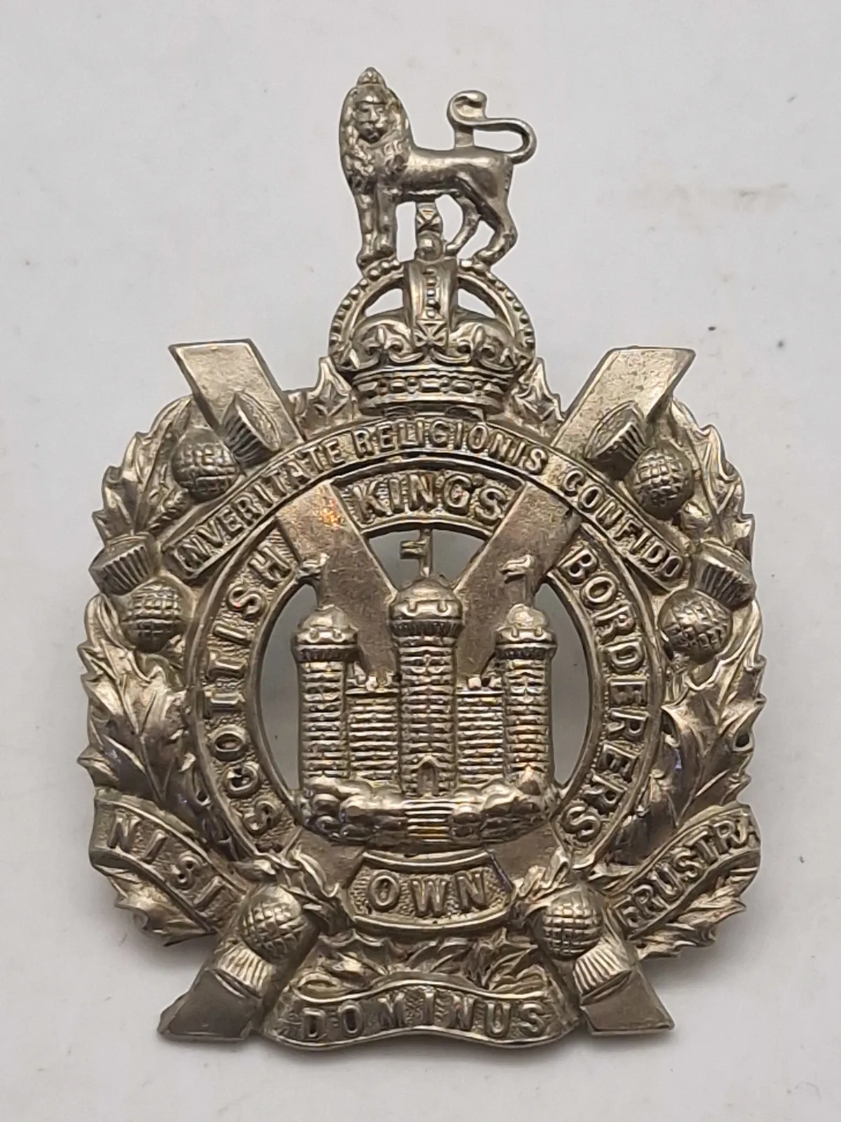 Originalt officershueemblem  WW1/WW2 fra King's Own Scottish Borderers (KOSB), et tidligere infanteriregiment i den britiske hær.