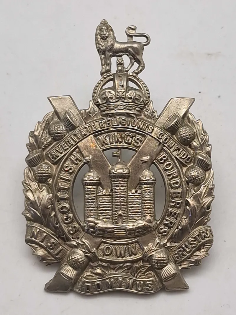 Originalt officershueemblem  WW1/WW2 fra King's Own Scottish Borderers (KOSB), et tidligere infanteriregiment i den britiske hær.