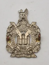 Originalt officershueemblem  WW1/WW2 fra King's Own Scottish Borderers (KOSB), et tidligere infanteriregiment i den britiske hær.
