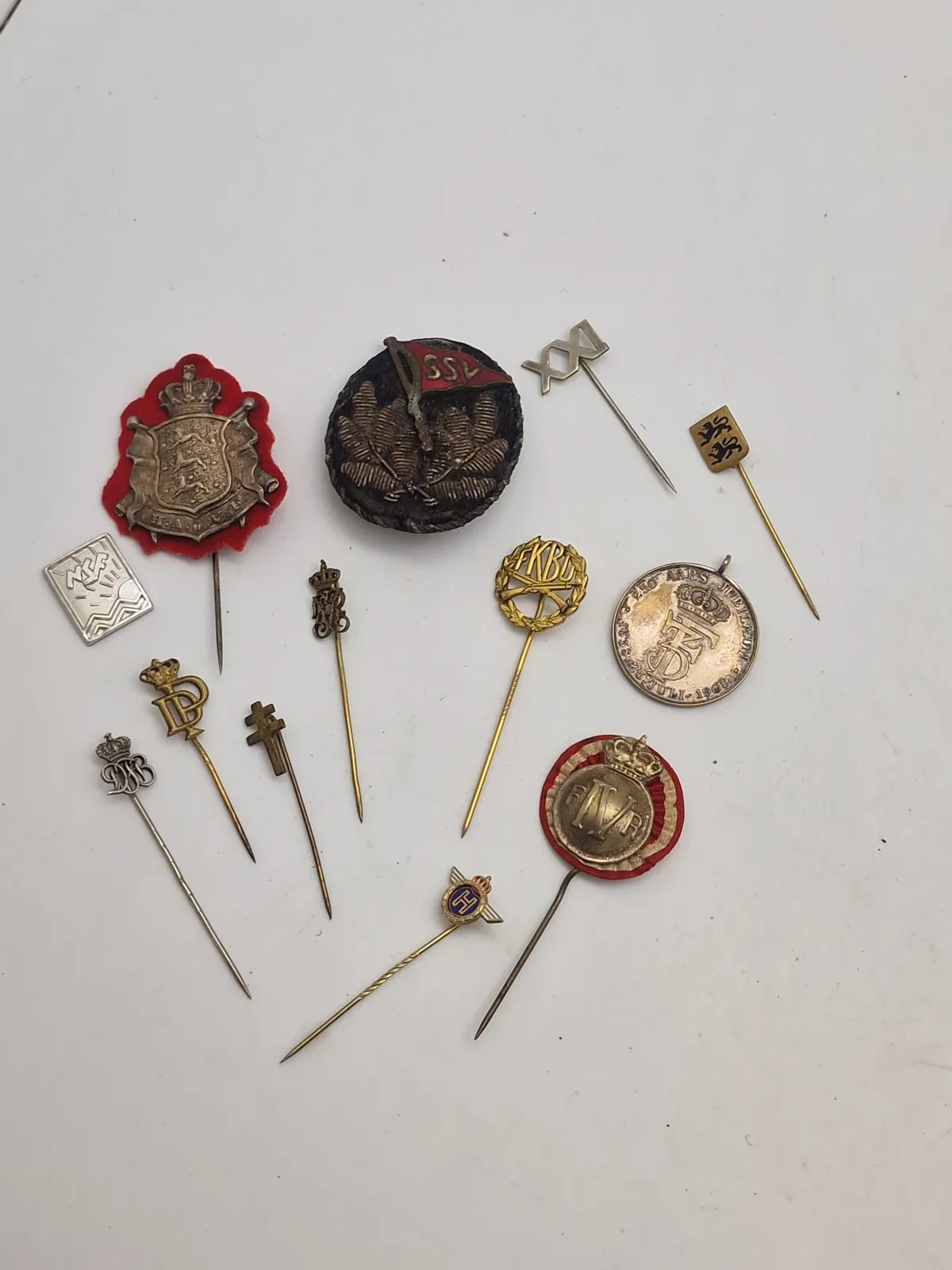 Samling militære pins mm.