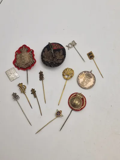 Samling militære pins mm.