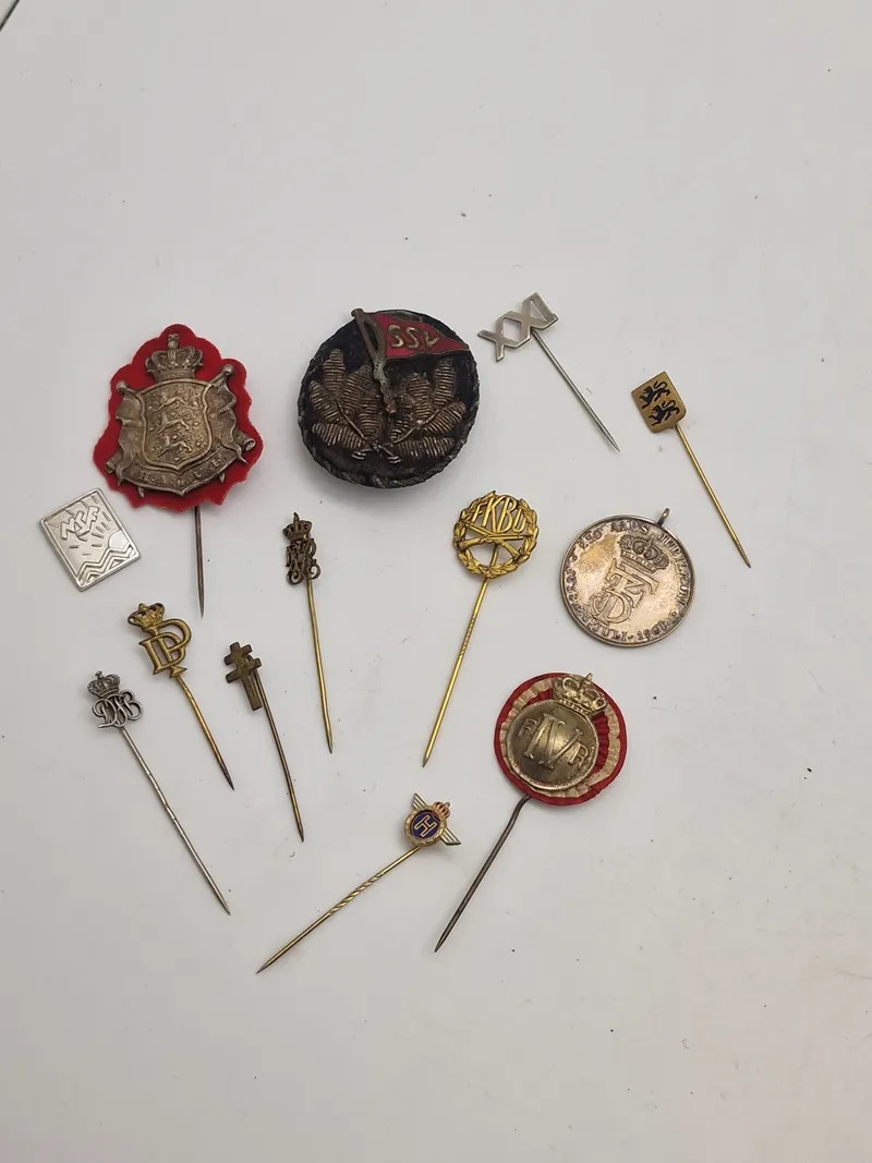 Samling militære pins mm.