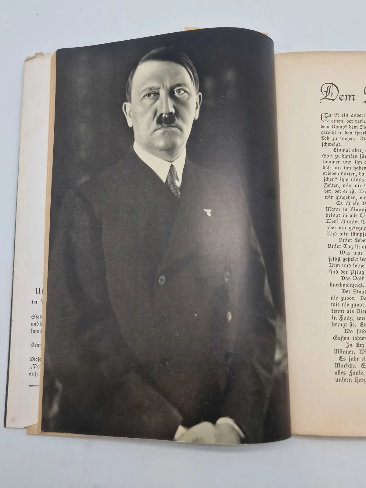 Originalt eks af Volk und Welt" (Folk og Verden) og undertitlen "Die Großzeitschrift der Anspruchsvollen" (Det store magasin for de krævende)