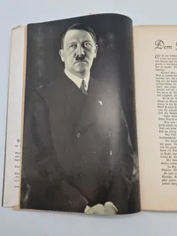 Originalt eks af Volk und Welt" (Folk og Verden) og undertitlen "Die Großzeitschrift der Anspruchsvollen" (Det store magasin for de krævende)