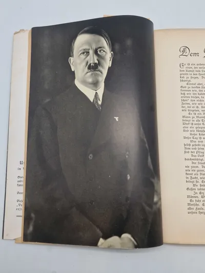 Originalt eks af Volk und Welt" (Folk og Verden) og undertitlen "Die Großzeitschrift der Anspruchsvollen" (Det store magasin for de krævende)