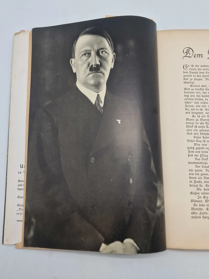Originalt eks af Volk und Welt" (Folk og Verden) og undertitlen "Die Großzeitschrift der Anspruchsvollen" (Det store magasin for de krævende)