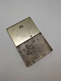 Original Rothmans De Luxe Pall Mall cigaretæske i blik, der oprindeligt indeholdt 50 Virginia-cigaretter