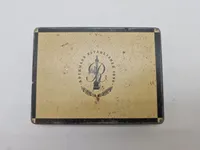 Original Rothmans De Luxe Pall Mall cigaretæske i blik, der oprindeligt indeholdt 50 Virginia-cigaretter