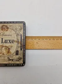 Original Rothmans De Luxe Pall Mall cigaretæske i blik, der oprindeligt indeholdt 50 Virginia-cigaretter