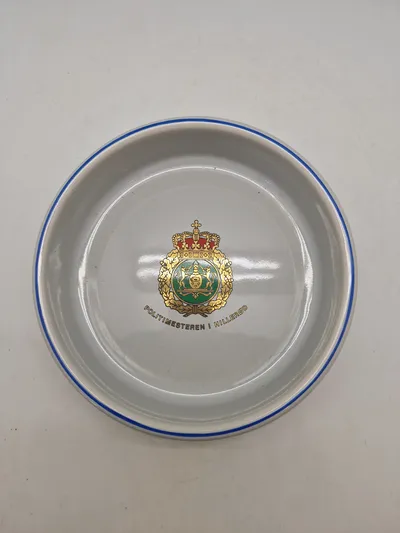 Søholm skål med og logo og tekst fra Politimesteren i Hillerød