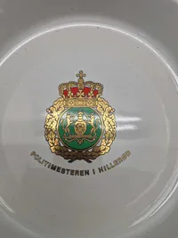 Søholm skål med og logo og tekst fra Politimesteren i Hillerød