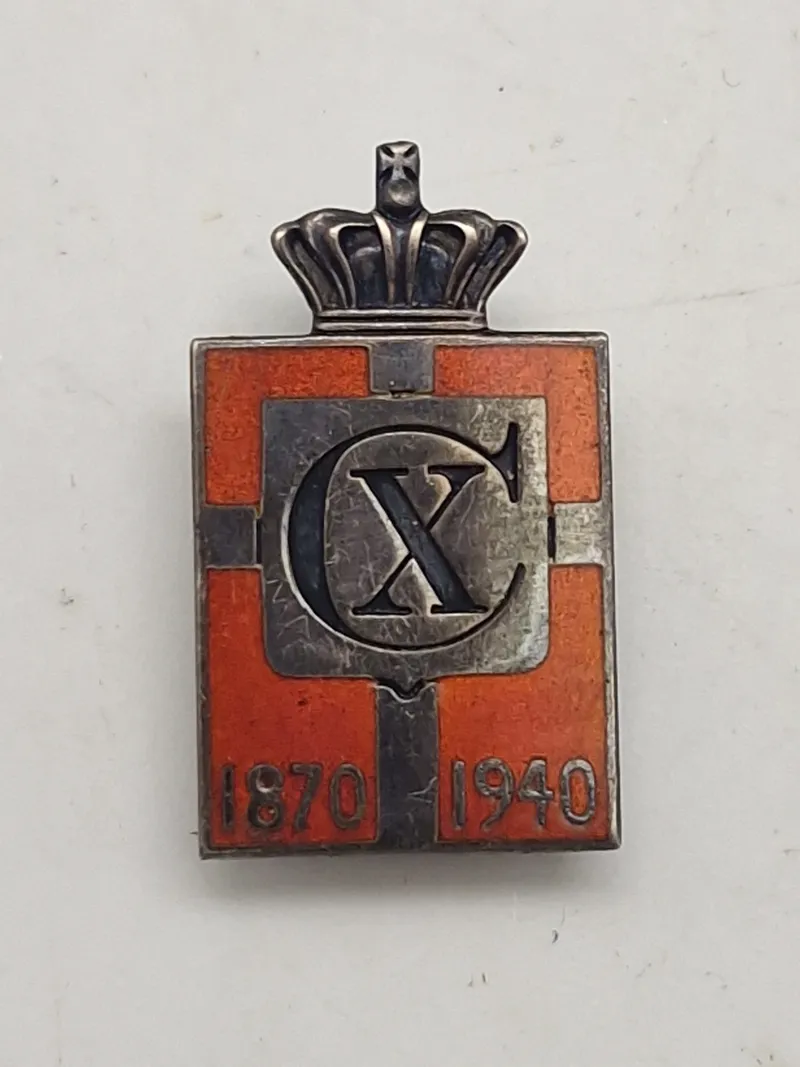 Originalt Georg Jensen kongemærke af sterlingsølv og emalje