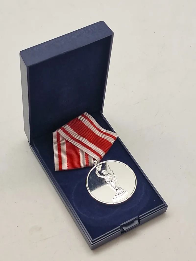 Original medalje fra De Danske Forsvarsbrødre med æske