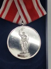 Original medalje fra De Danske Forsvarsbrødre med æske