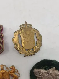 Samling regimentsmærker mm.