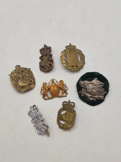 Samling regimentsmærker mm.