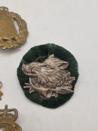 Samling regimentsmærker mm.