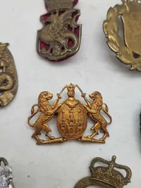 Samling regimentsmærker mm.