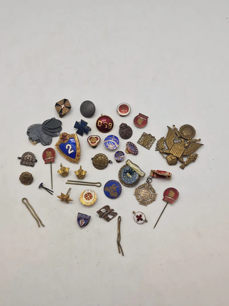 Samling diverse pins mm.