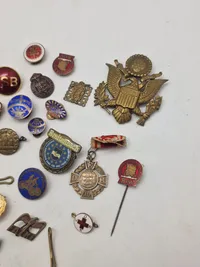 Samling diverse pins mm.