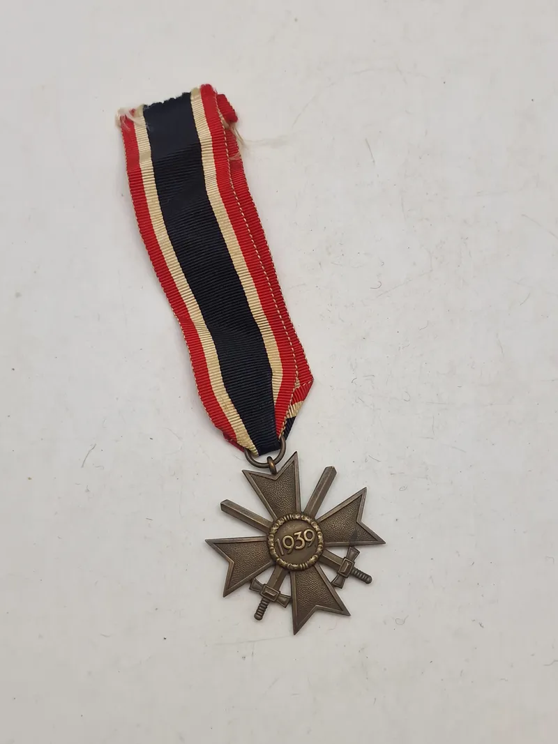 Originalt KRIEGSVERDIENSTKREUZ II KLASSE MIT SCHWERTEN 1939 – WAR MERIT CROSS II CLASS WITH SWORDS 1939 GERMANY WWII