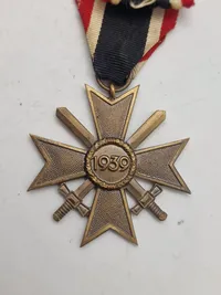 Originalt KRIEGSVERDIENSTKREUZ II KLASSE MIT SCHWERTEN 1939 – WAR MERIT CROSS II CLASS WITH SWORDS 1939 GERMANY WWII