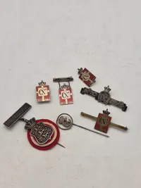 Originalt Kong Christian X lot, bl.a. en del kongemærker i sterlingsølv og emalje
