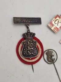 Originalt Kong Christian X lot, bl.a. en del kongemærker i sterlingsølv og emalje
