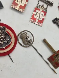 Originalt Kong Christian X lot, bl.a. en del kongemærker i sterlingsølv og emalje