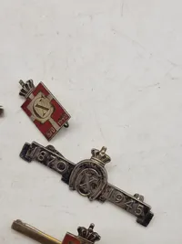 Originalt Kong Christian X lot, bl.a. en del kongemærker i sterlingsølv og emalje