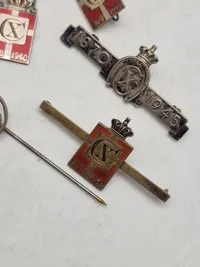Originalt Kong Christian X lot, bl.a. en del kongemærker i sterlingsølv og emalje
