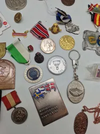 Lot diverse pins og medaljer