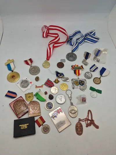 Lot diverse pins og medaljer