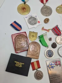 Lot diverse pins og medaljer