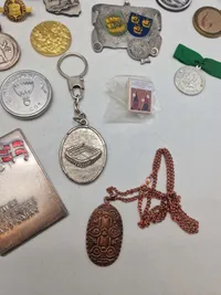 Lot diverse pins og medaljer