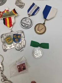 Lot diverse pins og medaljer